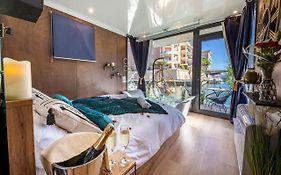 L'Escale Royale : jacuzzi&terrace on the water